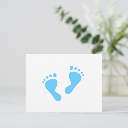 Es ist ein Junge - Blue Baby Feet Ankündigungspostkarte (Stehend Vorderseite)