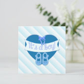 Es ist ein Junge Blue Heart Shoes Baby Boy Shower Einladung (Stehend Vorderseite)