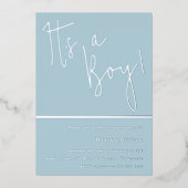 Es ist ein Junge! Dusty Blue & Silver Baby Shower Folieneinladung (Vorderseite)
