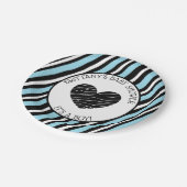 Es ist ein Junge, eine blaue und schwarz gestreift Pappteller (Schrägansicht)