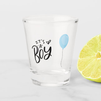Es ist ein Junge mit blauem Ballon Schnapsglas
