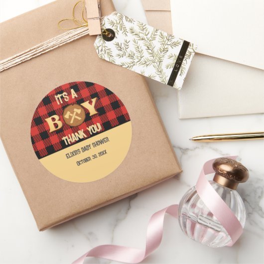 Es ist ein Junge Rustic Lumberjack Flannel Baby Du Runder Aufkleber (Schenken)