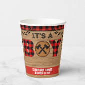 Es ist ein Junge Rustic Wood Kariert Baby Dusche Pappbecher (Rückseite)