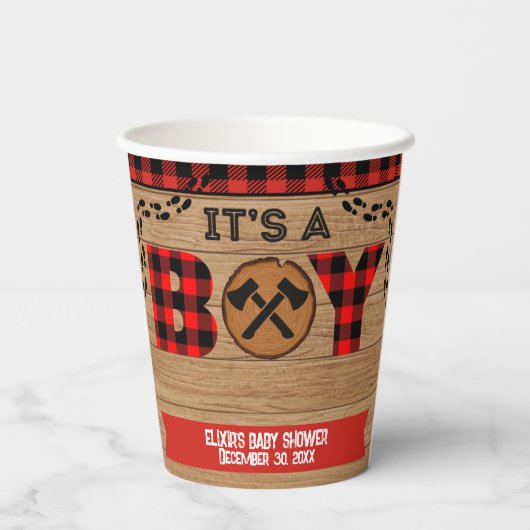 Es ist ein Junge Rustic Wood Kariert Baby Dusche Pappbecher (Rückseite)