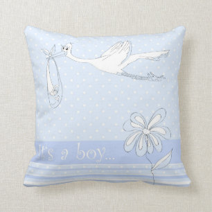 Es ist ein Junge Strok, der ein Baby-Kissen mitbri Kissen