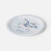 Es ist ein Junge unter der Meerwasserdusche Pappteller (Schrägansicht)