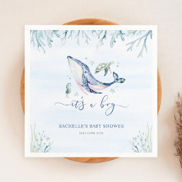 Es ist ein Junge unter der Meerwasserdusche Serviette