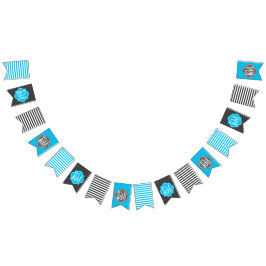 Es ist ein Jungen-blaue und graue Wimpelkette