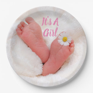Es ist ein Mädchen Babyfüße mit Gänseblümchen  Pappteller