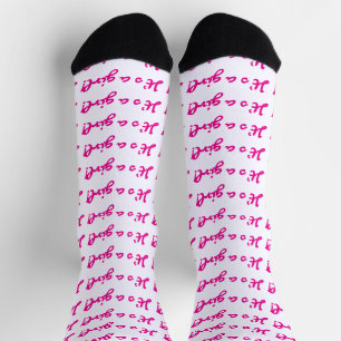 Es ist ein Mädchen! Dark Pink Script Baby Gender R Socken