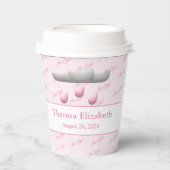 Es ist ein Mädchen, das sich eine Babydusche anpas Pappbecher (Vorderseite)