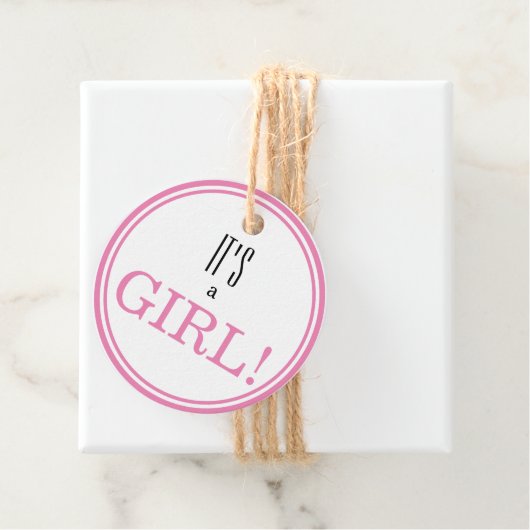Es ist ein Mädchen! Moderne Ankündigung von Pink B Geschenkanhänger (Beispiel)