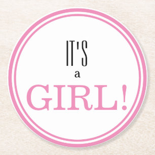 Es ist ein Mädchen! Moderne Ankündigung von Pink B Runder Pappuntersetzer