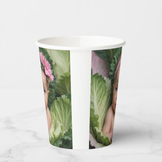 Es ist ein Mädchen Pappbecher (Links)