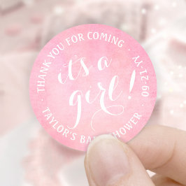 Es ist ein Mädchen! Pink Watercolor Script Baby Du Runder Aufkleber