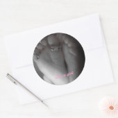 Es ist ein Mädchen Runder Aufkleber (Umschlag)