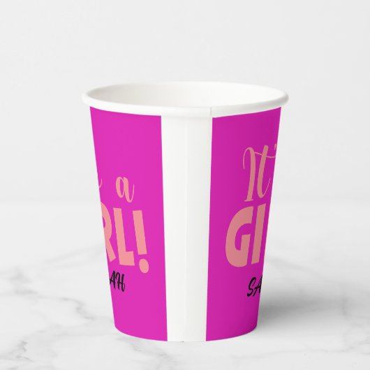 Es ist ein Mädchen Sarah Pappbecher (Rechts)