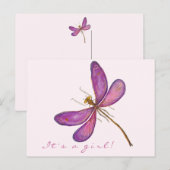 Es ist ein Mädchen! Sweet Lila Dragonfly Ankündigungspostkarte (Vorne/Hinten)