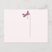Es ist ein Mädchen! Sweet Lila Dragonfly Ankündigungspostkarte (Rückseite)