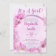 Es ist ein Mädchen unter der Niedlichen rosa Babyd