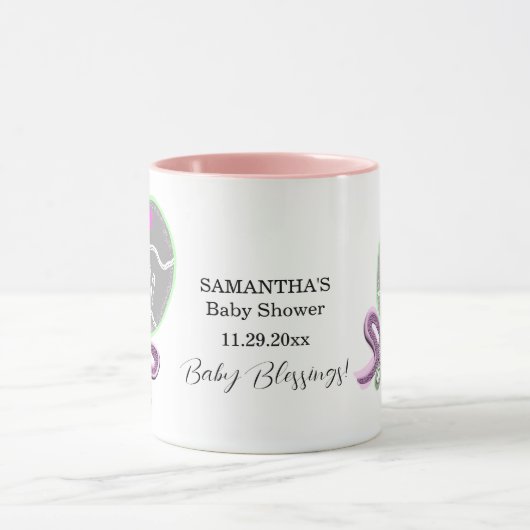 Es ist ein Mädchenpink-Rattle-Baby-Duschname Tasse (Zentrum)