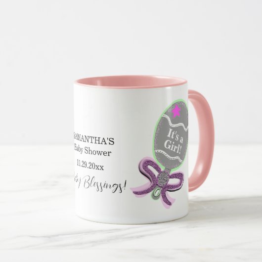 Es ist ein Mädchenpink-Rattle-Baby-Duschname Tasse (VorderseiteRechts)