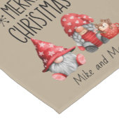 Es ist ein Mr. und Mrs Gnome Weihnachten Kurzer Tischläufer (Ecke)