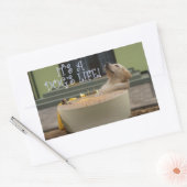 Es ist ein rechteckiger Aufkleber für Hunde (Umschlag)