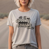 Es ist ein seltsamer T - Shirt im Retro-Stil der J