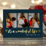 Es ist ein wunderbares Life Blue Gold Weihnachten  Folien Feiertagskarte<br><div class="desc">Es ist eine wunderbare Life Blue Gold Weihnachtsferien Foto Real Foil Holiday Card. Mit dieser festlichen und modernen Foil Holiday Card senden Sie Ihren Lieben einen Urlaubssalon mit Fotos. Alle Texte sind so vorbereitet,  dass Sie sie einfach und schnell mit Ihren eigenen Details personalisieren können. Gute Ferien!</div>