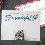 Es ist ein wunderbares Weihnachtsfest der Marine Feiertagspostkarte<br><div class="desc">Es ist ein wunderschönes Foto für Lebensferien Postkartenskript in Navy Ice Blue Schrift. zurück hat eine hübsche Blumengrenze. Schreibstil. Großes Foto. Glückliches,  festliches Design. Es ist ein wunderbares Leben. Blume. Rot und Weiß. Blumenrahmen.</div>