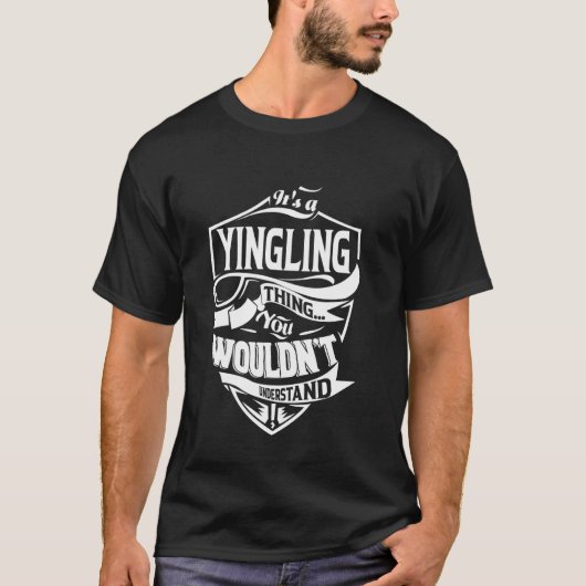 Es ist ein YINGLING-Geschenk T-Shirt (Vorderseite)