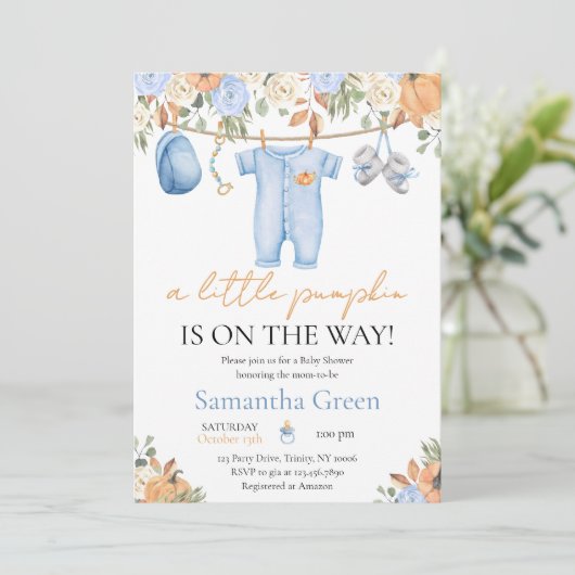 Es ist eine Baby Fall Kleidung Kleine Pumpkin Baby Einladung (Stehend Vorderseite)