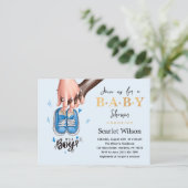Es ist eine Boy Baby Dusche Blue Boy Shoes Einladu Postkarte (Stehend Vorderseite)