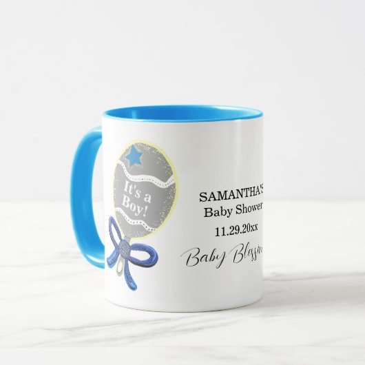 Es ist eine Boy Baby Shower Blue Rattle Mama, um N Tasse (Vorderseite Links)