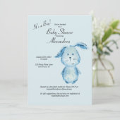 Es ist eine Boy Bunny Watercolor Babydusche Einladung (Stehend Vorderseite)