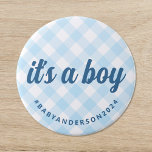 Es ist eine Boy Gingham Baby Dusche Button<br><div class="desc">Dieser Babyduschknopf mit pastellblau-weißem Gingham-Karo erinnert an einen südländischen Charme. Die Botschaft "Es ist ein Junge" in stilvollen, kursiven Schriften sorgt dafür, dass der Knopf auffällig ist und gleichzeitig eine lässige Eleganz bewahrt wird. Der Knopf reflektiert ein klassisches, aber gleichzeitig zeitgemäßes Ambiente, das geeignet ist, die Mutter-zu-be mit zeitlosem Design...</div>