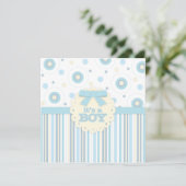 Es ist eine Boy Pastel in Blue Stitches Babydusche Einladung (Stehend Vorderseite)