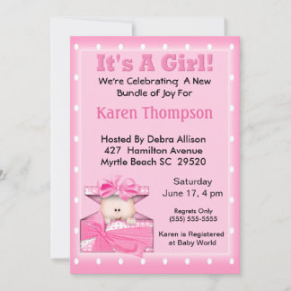 Es ist eine Einladung für ein Mädchenbaby