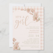 Es ist eine Girl Blush Pink Floral Gingham Baby Du Einladung (Vorderseite)