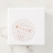 Es ist eine Girl Niedlich Brown Gingham Notedry Ba Geschenkanhänger (Beispiel)