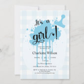 Es ist eine Girl Niedlich Pastel Blue Gingham Baby Einladung (Vorderseite)