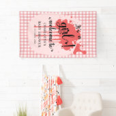 Es ist eine Girl Niedlich Pastel Red Gingham Baby  Banner (Insitu)