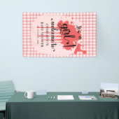 Es ist eine Girl Niedlich Pastel Red Gingham Baby  Banner (Messeveranstaltung)