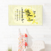 Es ist eine Girl Niedlich Pastel Yellow Gingham Ba Banner (Insitu)