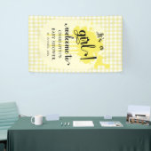 Es ist eine Girl Niedlich Pastel Yellow Gingham Ba Banner (Messeveranstaltung)