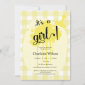 Es ist eine Girl Niedlich Pastel Yellow Gingham Ba Einladung (Vorderseite)