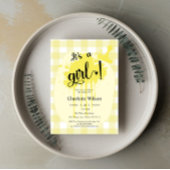 Es ist eine Girl Niedlich Pastel Yellow Gingham Ba Einladung