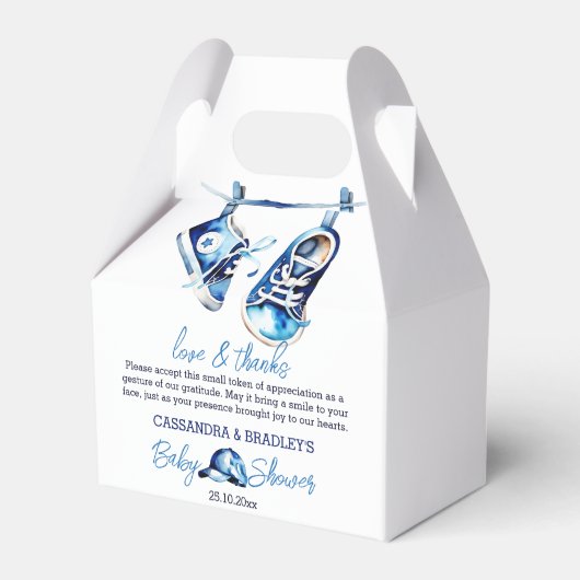 Es ist eine junge blaue Baby-Sport-Schuhkappe Baby Geschenkschachtel (Vorderseite)