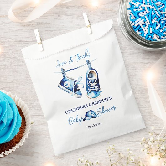 Es ist eine junge blaue Baby-Sport-Schuhkappe Baby Geschenktütchen